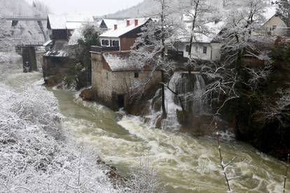 Magični prizori sa slapova Slunjčice: Snijeg pokrio Rastoke