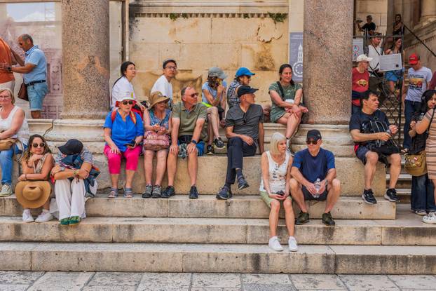 Split: Povijesna smjena straže na Peristilu oduševila brojne turiste