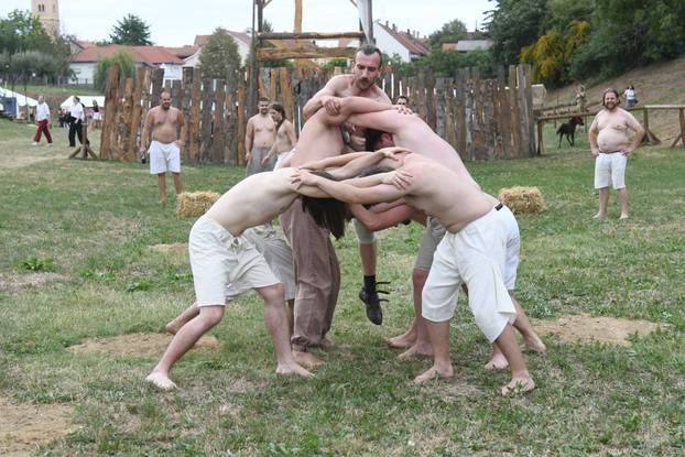 Koprivnica: Prikaz srednjovjekovnog ragbija na Renesansnom festivalu