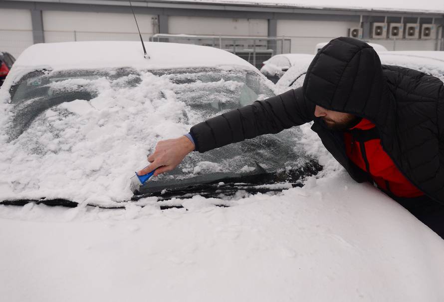 Kako izbjeći jutarnje struganje leda s auta? Karton, čarape...