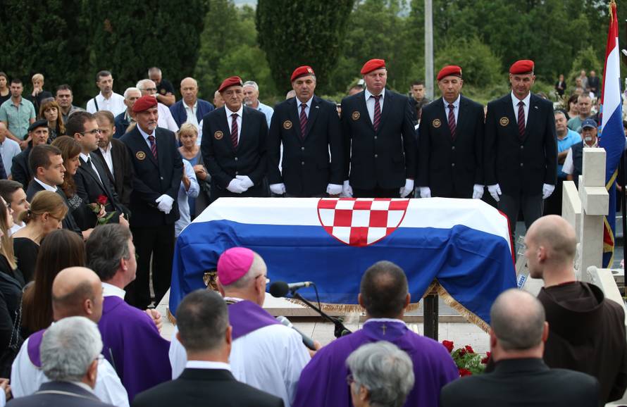 Donji Vinjani: Posljednji ispraÄaj komodora Ivice ToliÄa