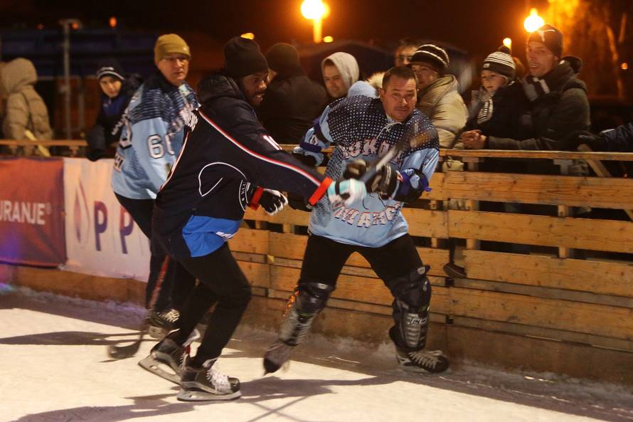 Medveščak razveselio Vukovar: Stigli su na otvorenje klizališta