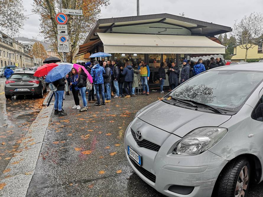 Kiša lije, a stadion 'gori': Bez dokumenata nema na utakmicu