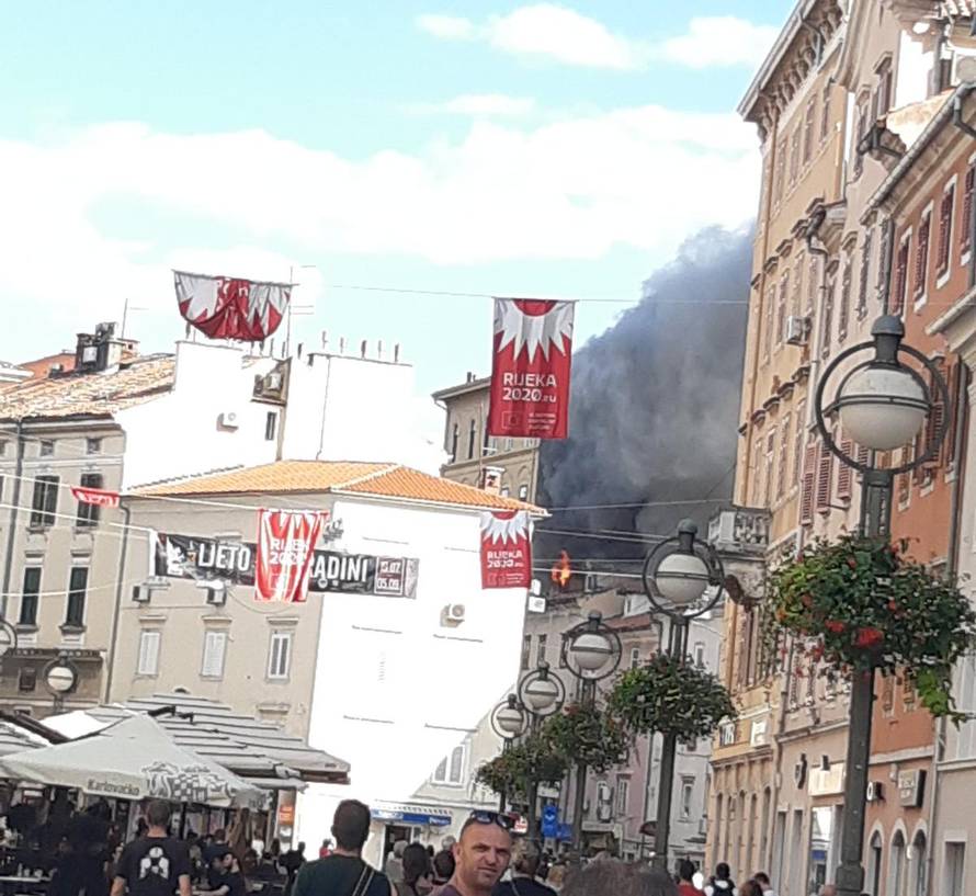 Požar u Rijeci: Zapalio se stan
