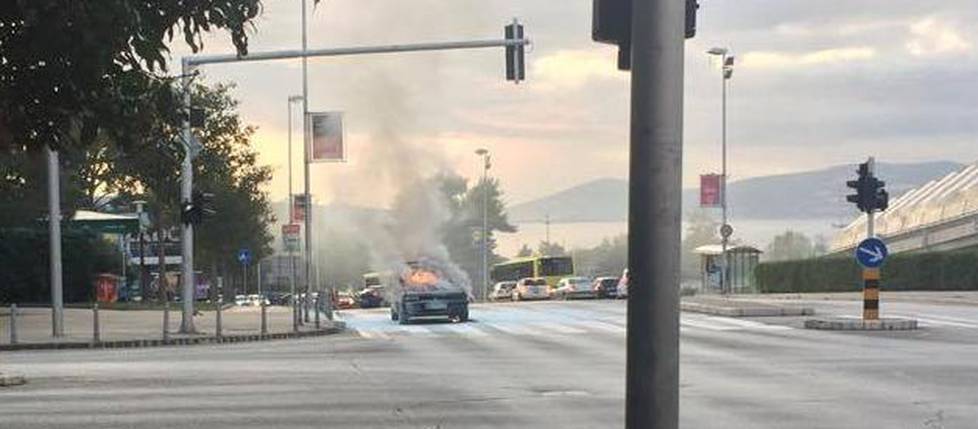 Auto se zapalio na semaforu blizu Poljuda, nema ozlijeđenih