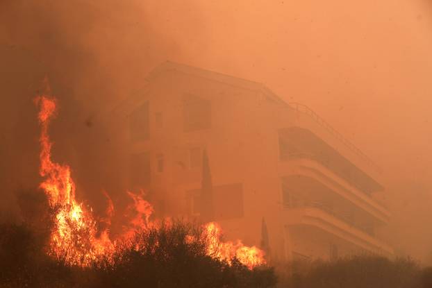 Buknuo veliki požar u Pisku, vatra došla do kuća
