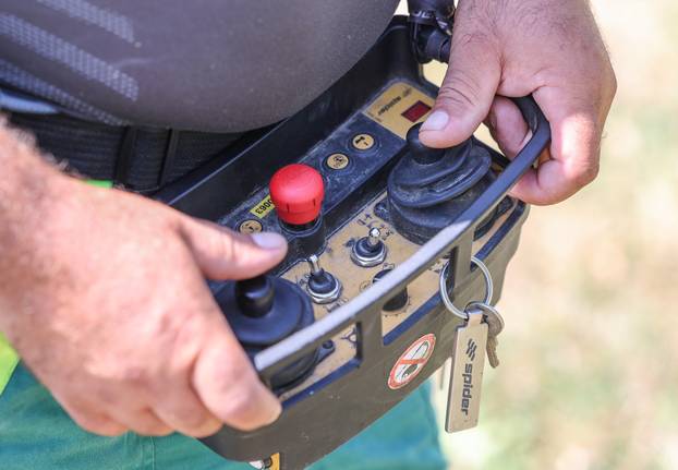 Gračani: Zagrebački Zrinjevac počeo je koristiti kosilice za travu na daljinsko upravljanje