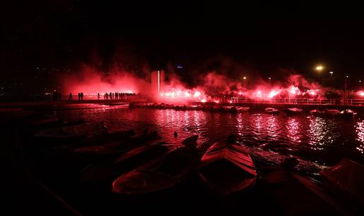 VIDEO U Rijeci zapalili 32 baklje povodom godišnjice pada grada Vukovara: Položili i vijence...