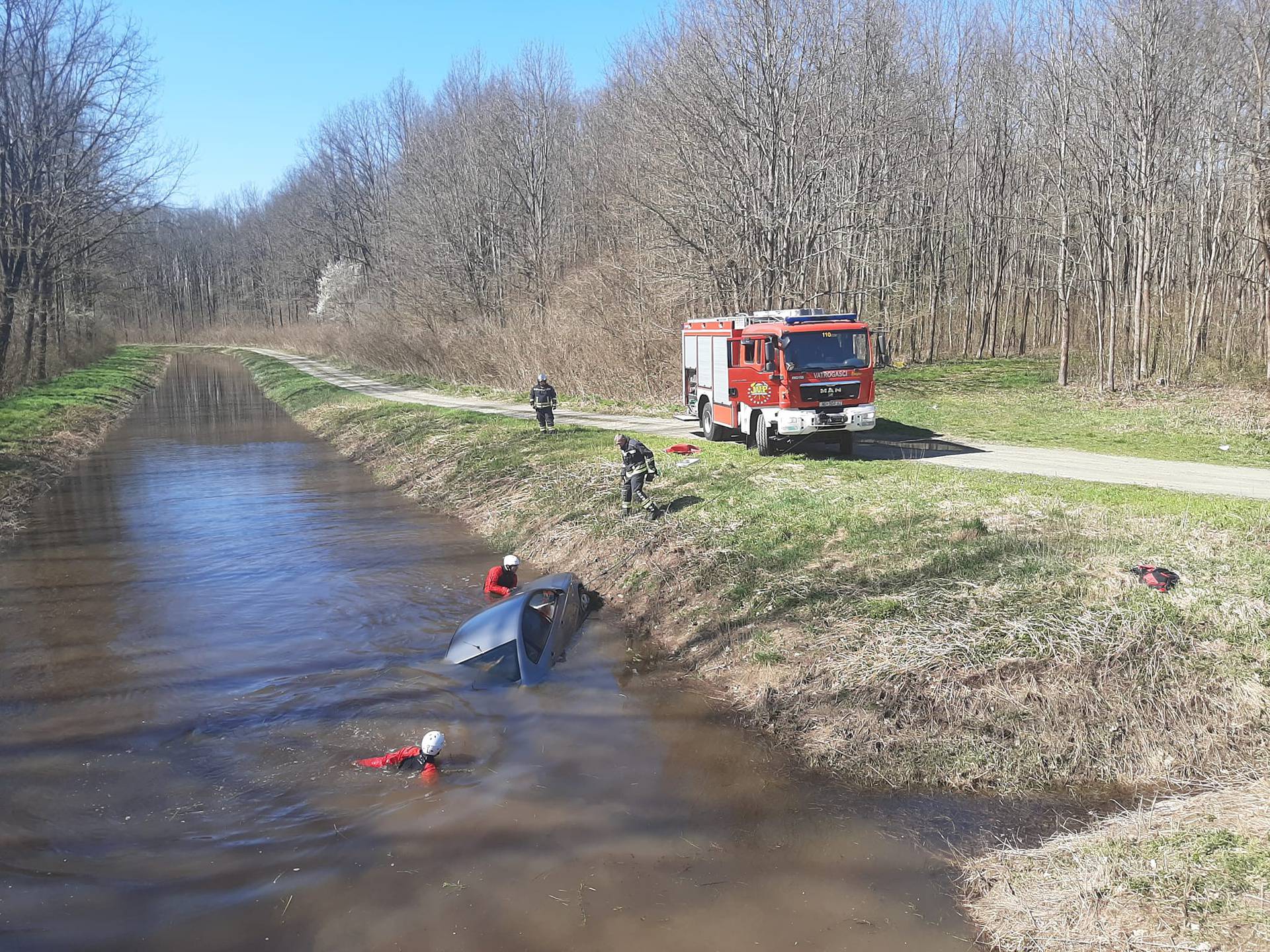 Kod Nove Gradiške vozač sletio autom u kanal pun vode i sam izašao: Auto izvukli vatrogasci