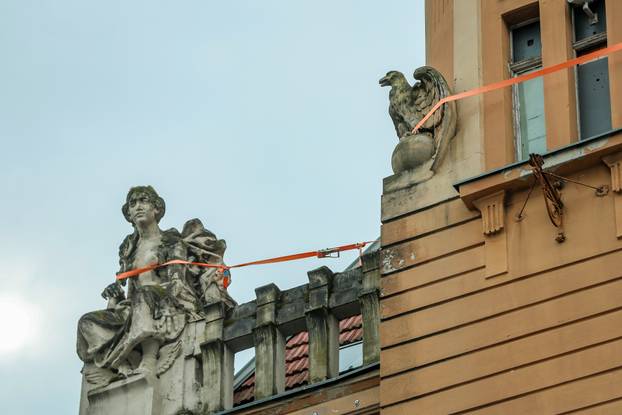 Zagreb: Kipovi na Domu Trgovačko-obrtničke komore zavezani s gurtnama radi sigurnosti