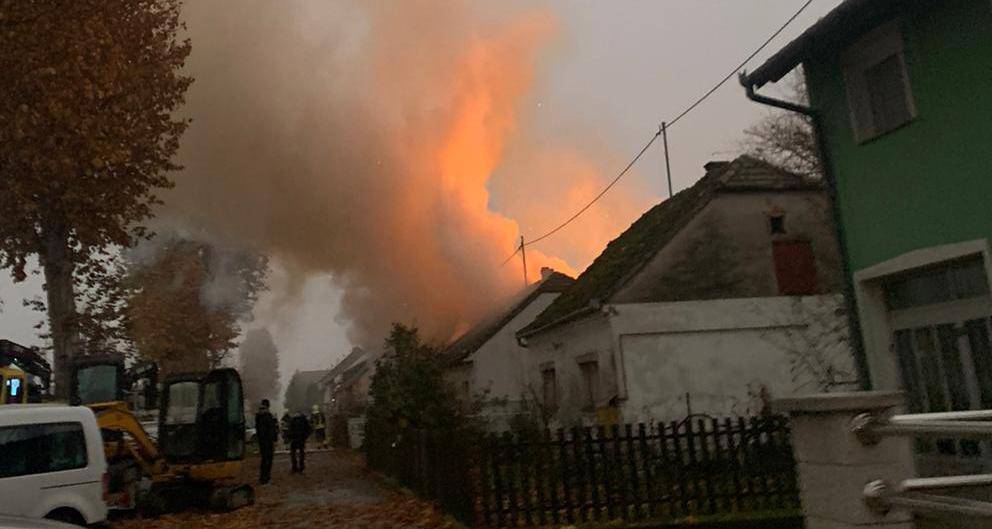 VIDEO Izgorjela kuća u Čepinu, vatrogasci su pronašli tijelo...