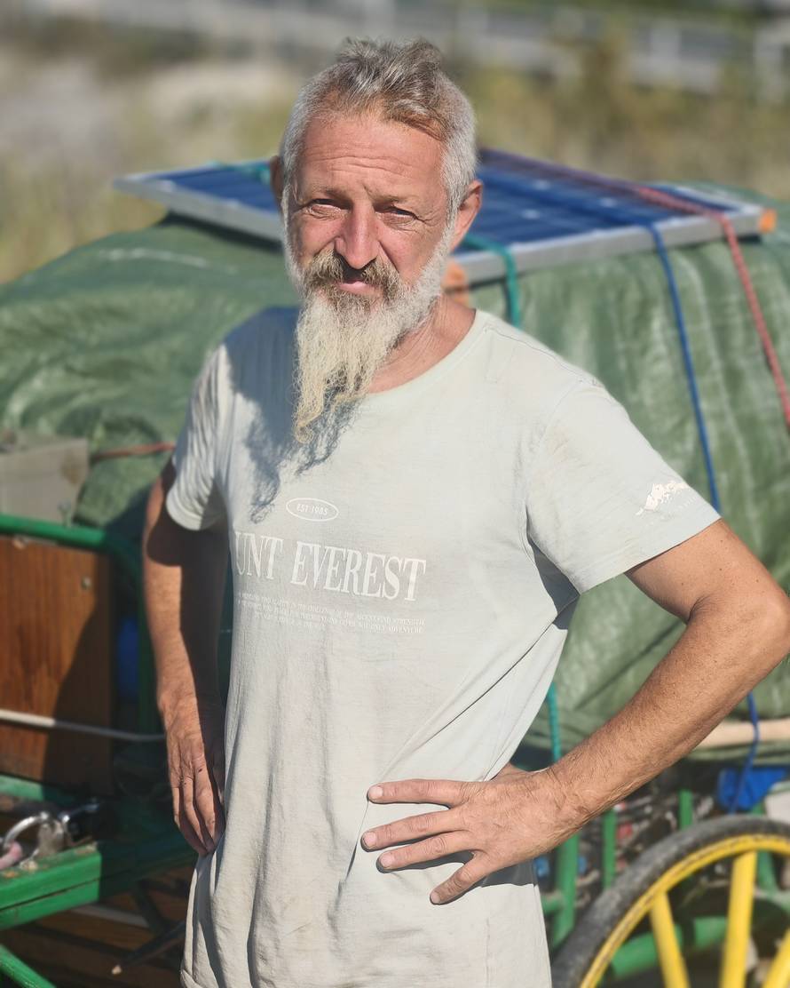 Francuz putuje od Marseillea do Indije - na magarcu!