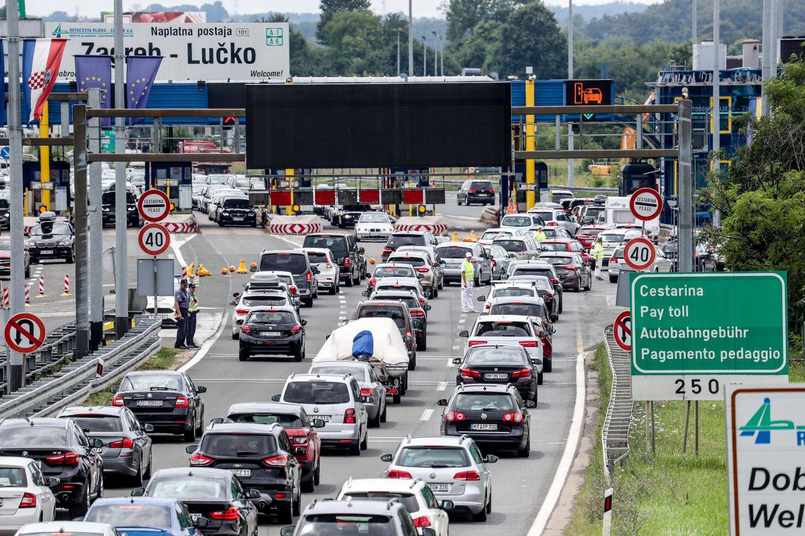 Zagreb: Kolona automobila na naplatnim kucicama u Luckom u smjeru mor