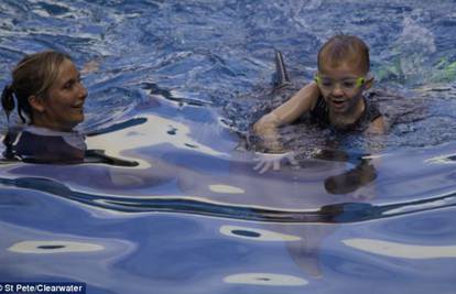 Dječak (8) koji je izgubio noge plivao je s dupinom bez repa