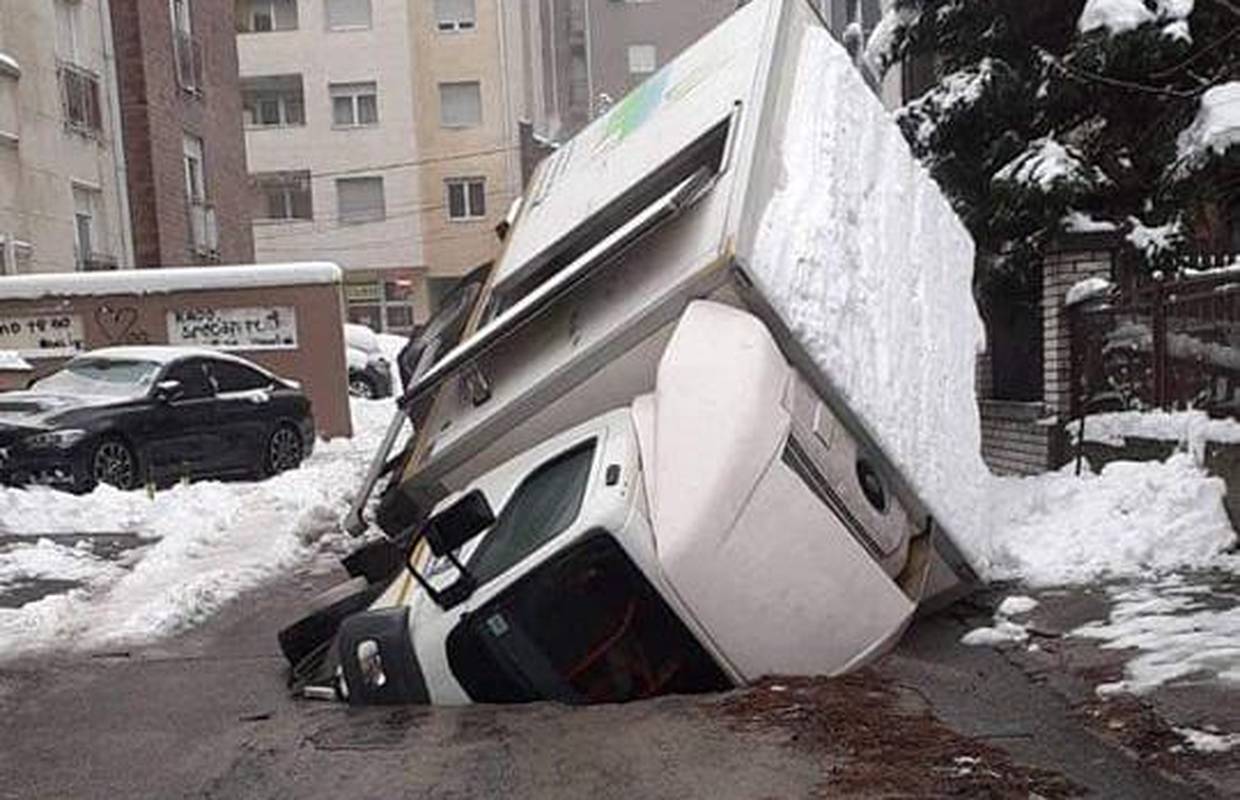 Beograd: Kamion propao u rupu