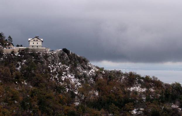 Prije nekoliko godina je kuća obnovljena i ovako izgleda