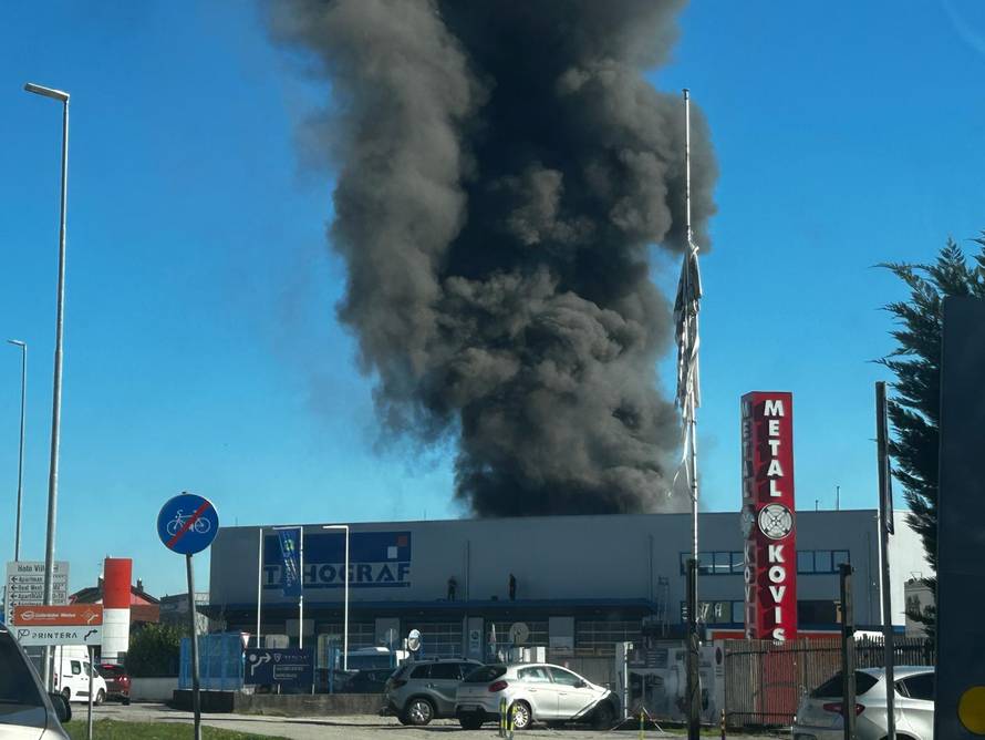 FOTO/VIDEO Još se dimi u Sv. Nedelji: 'Nije opasno za ljude'