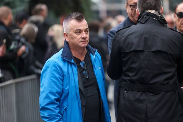 Sarajevo: Dolazak uzvanika na komemoraciju za Halida Bešlića u Narodno pozorište