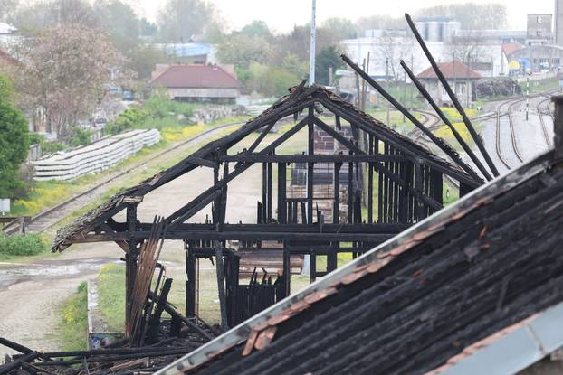 Osijek: Očevid jučerašnjeg požara na barakama uz prugu