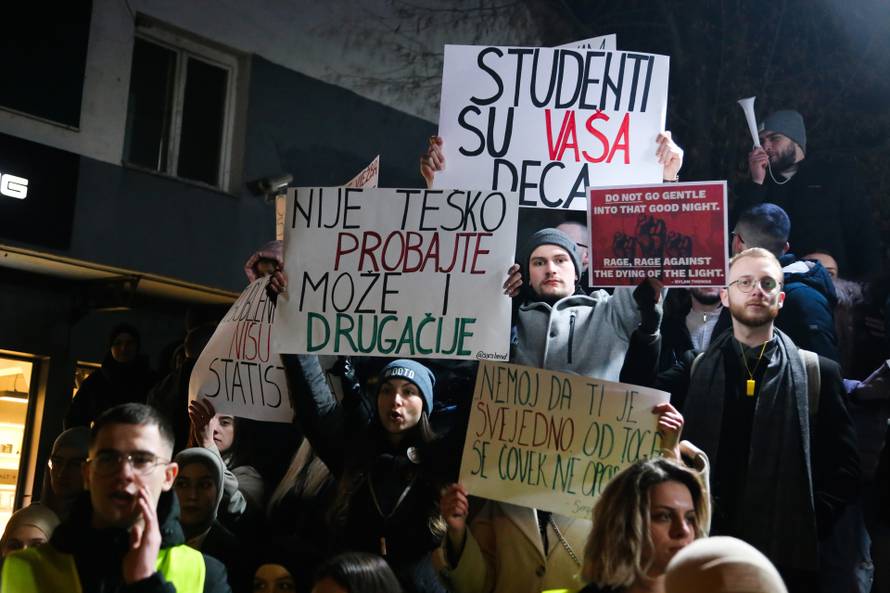 Građani Novog Pazara su se na poziv studenata okupili ispred Sveučilišta te krenuli u prosvjednu šetnju