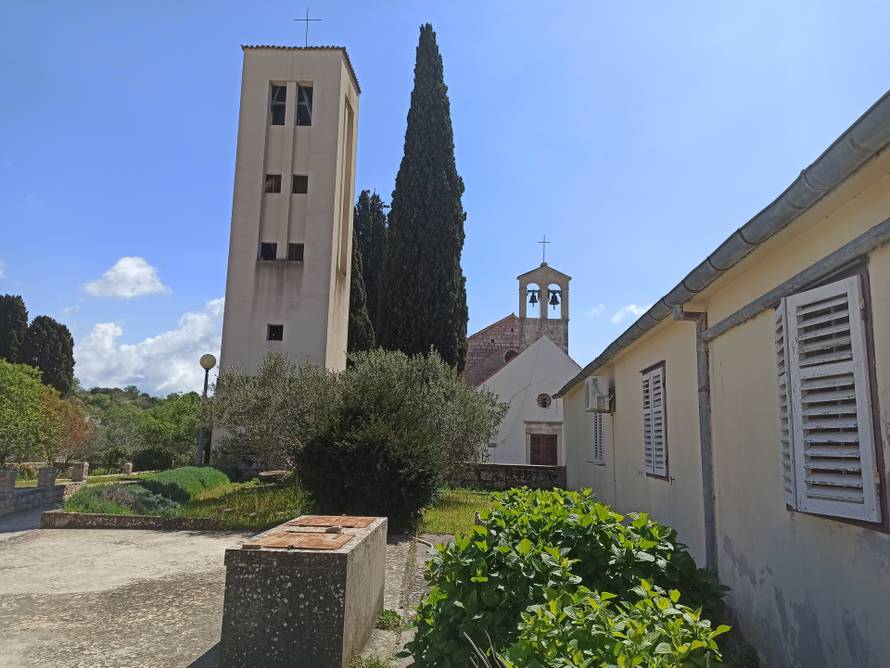 Kontroverzni don Tomislav je ponovno izvjesio zastavu HOS-a, župni dvor su gađali jajima?!