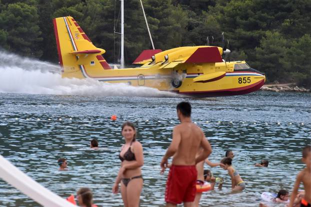 Turisti s plaže u Grebaštici s neposredne blizine promatrali kanadere kako uzimaju vodu za gašenje požara
