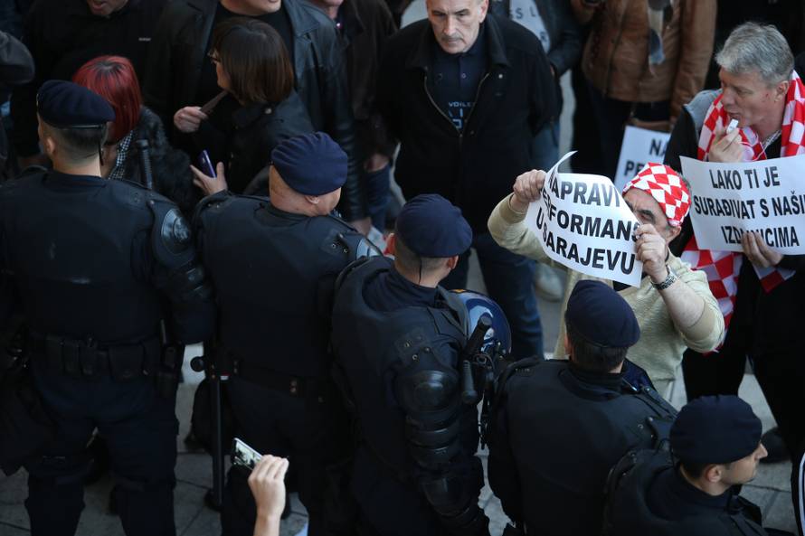 Policija izbacila HSP-ovce koji su ometali Frljićevu predstavu