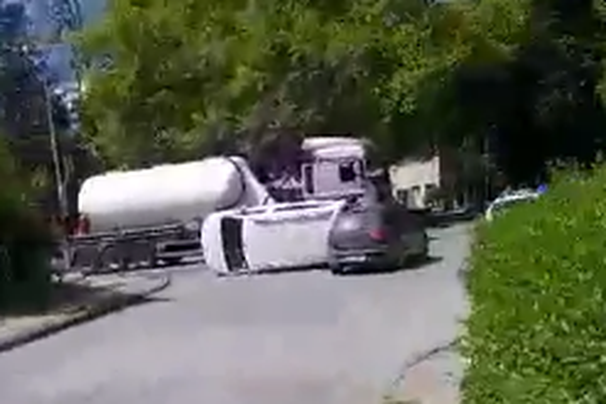 VIDEO Sudar dva automobila i kamiona u Sisku kod željezare