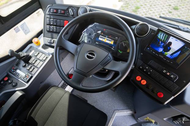 Zagreb: Tomislav Tomašević i suradnici predstavili prvi električni autobus namijenjen za javni prijevoz