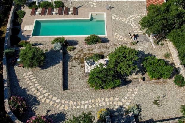 FOTO Ovaj predivan kameni dvorac s bazenom se prodaje za manje od 2 milijuna eura!