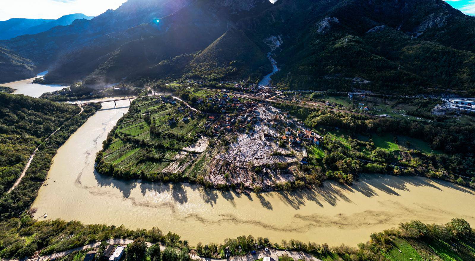 Pogled iz zraka na mjesto Donje Jablanica i kamenolom iz kojeg je krenula lavina kamenja zajedno s bujicom