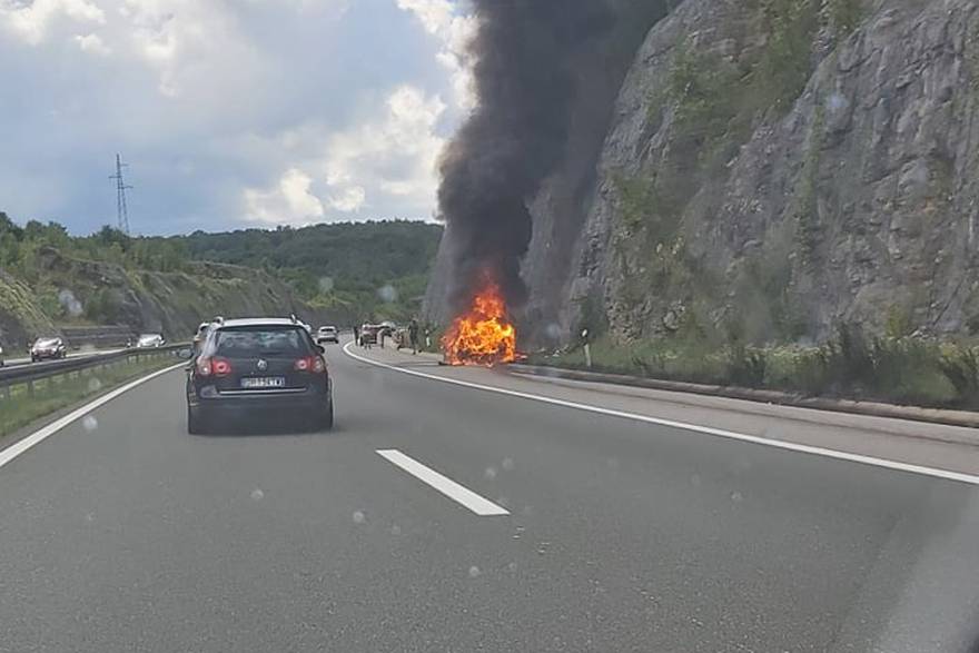 Gorući auto