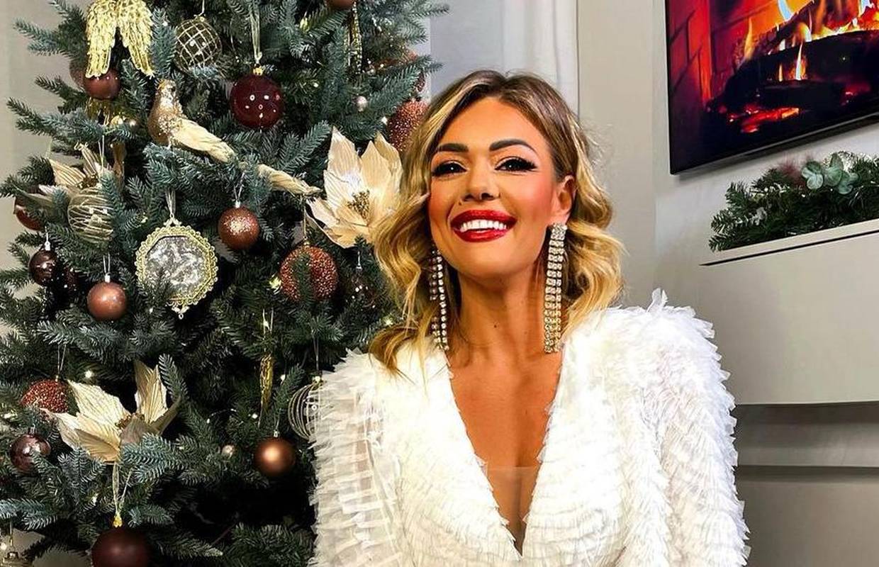 Sandra za Božić ispod bora pozirala u glamuroznoj haljini