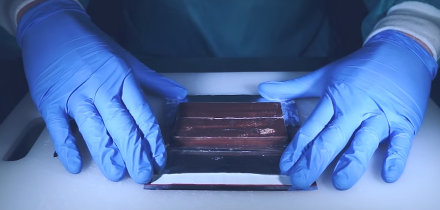 Uznemirujuće, ili...? Milijuni ga gledaju dok operira Oreo kekse