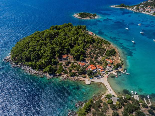 Pogled iz zraka na drevnu potopljenu cestu kod Korčule, po njoj su ljudi hodali prije 7.000 godina