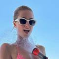 Paris Hilton se polijevala vodom po grudima pa pokazala mišiće: 'Ma kako i dalje tako izgledaš?'