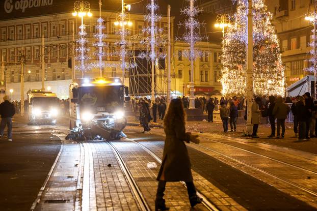 Nakon proslave Nove godine ostala je velika količina otpada na glavnom Zagrebačkom trgu
