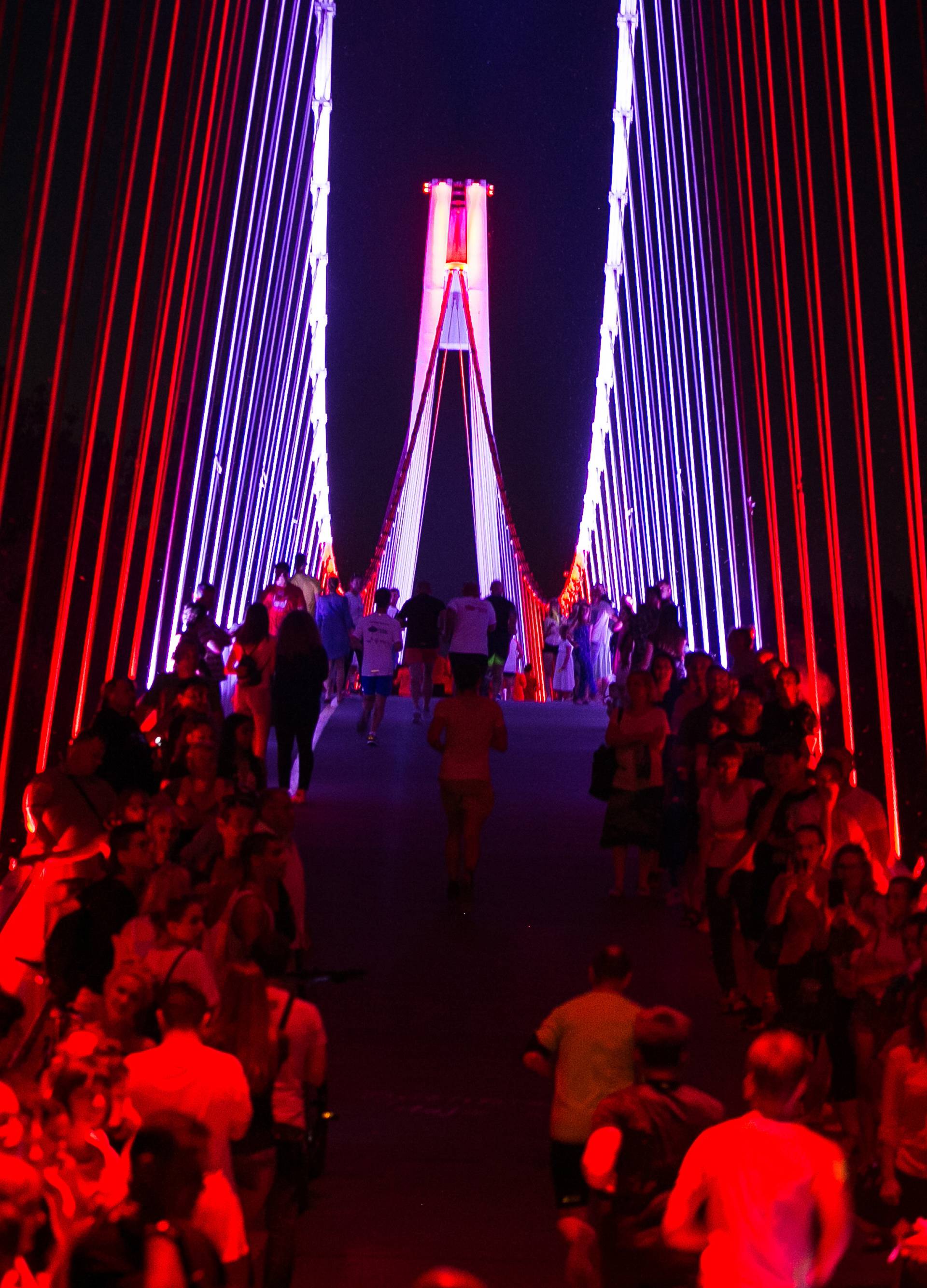 Građani skupljali čepove za osvjetljenje osječkog mosta