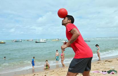 Naš Brazilac: Eduardo na plaži pokazao što može s  loptom...