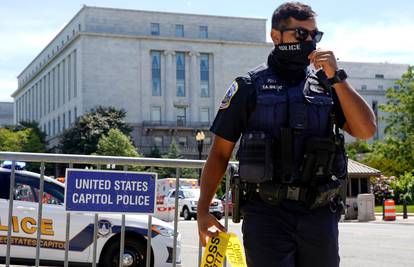 Evakuirali Capitol zbog dojave o bombi u sumnjivom kamionetu. Policija pregovara s vozačem?