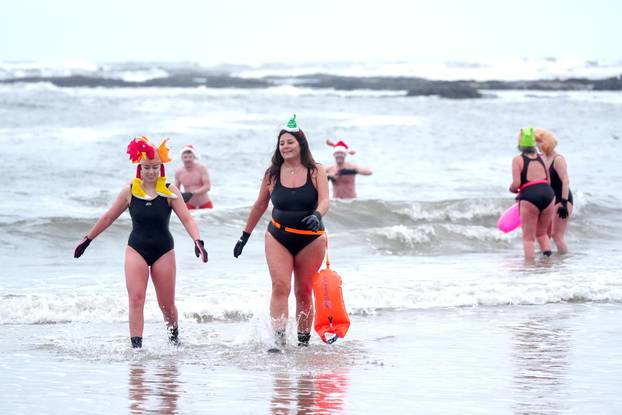 Tradicionalno kupanje na Badnjak u zaljevu Cullercoats u Sjevernom Tynesideu