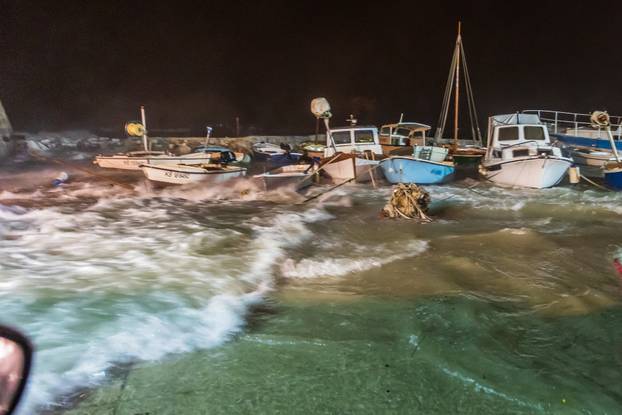 Kaštela: Ciklonalna plima poplavila rivu i okolne ulice