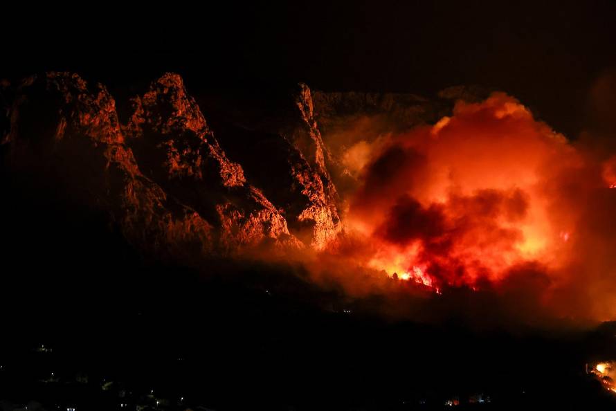 Požar kod Omiša: Evakuiran velik broj turista i mještana, pred vatrogascima je besana noć