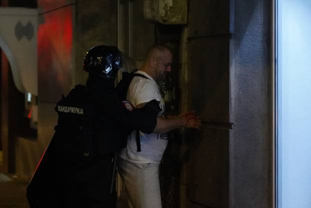 Beograd: Žandarmerija je uništila blokadu kod Strojarskog fakulteta i krenula prema Pravnom