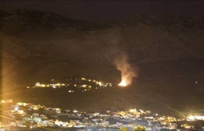 Požar u Žrnovnici kod Splita, vatrogasci ne mogu do njega: To je minski sumnjivo područje!