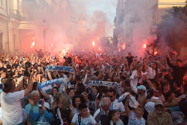 Rijeka: Tisu&cacute;e navija&ccaron;a HNK Rijeke na Korzu slavi osvajanje prvenstva Hrvatske