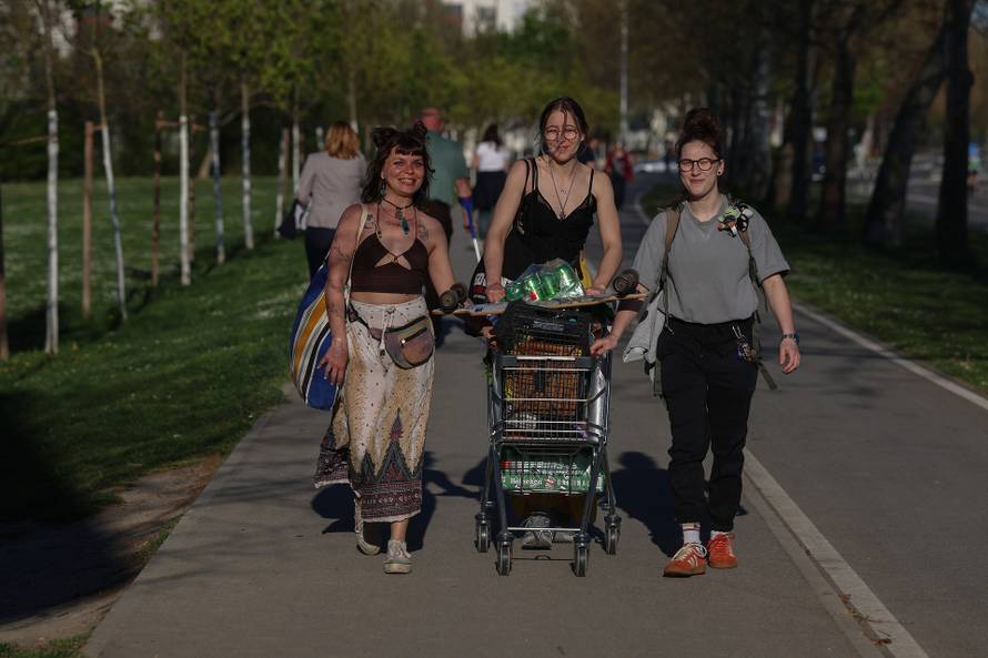 Zagreb: Uz puna kolica današnja zabava za ove tri djevojke je zagarantirana