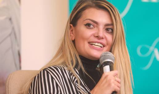 Ella Dvornik nasmijana u zagrljaju tajanstvenog čovjeka: 'Život u zadnje vrijeme...'