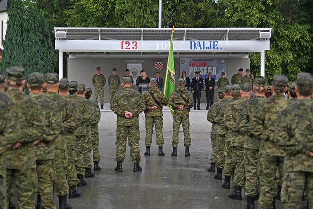 FOTO Suze i zagrljaji u Požegi: 900 novih ročnika položilo prisegu, među njima i 53 žene