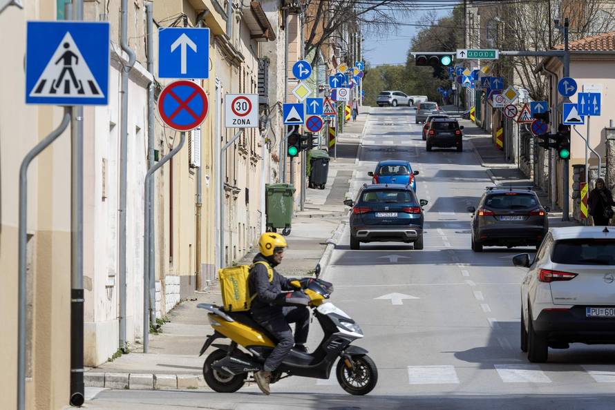 Pula: Prometni znakovi u Stankovićevoj ulici